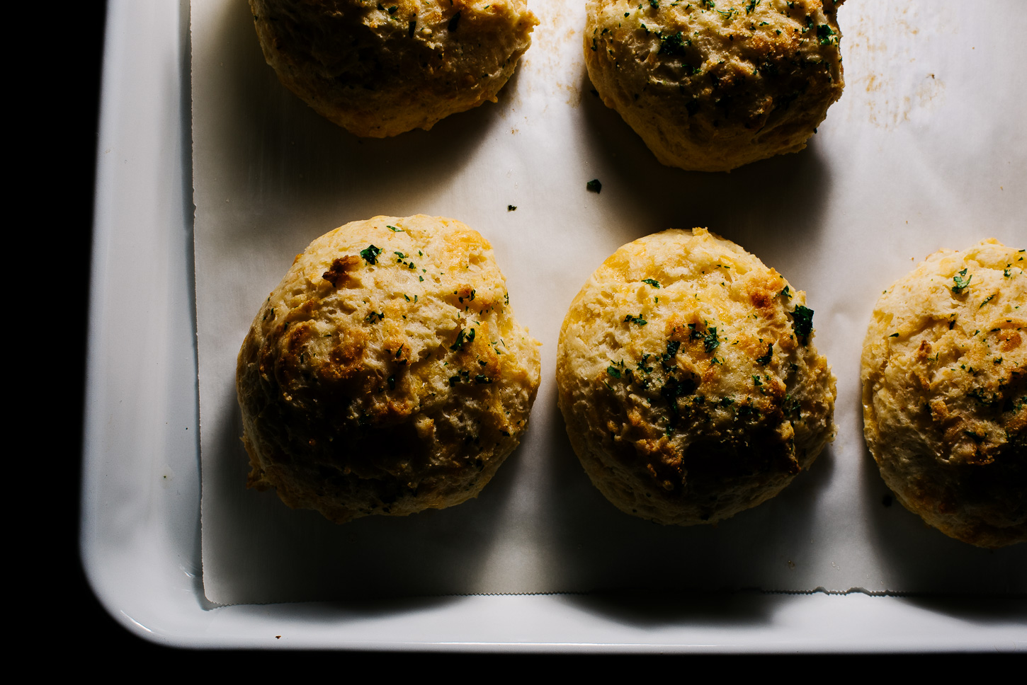 homemade red lobster cheddar bay biscuits! recipe on www.iamafoodblog.com