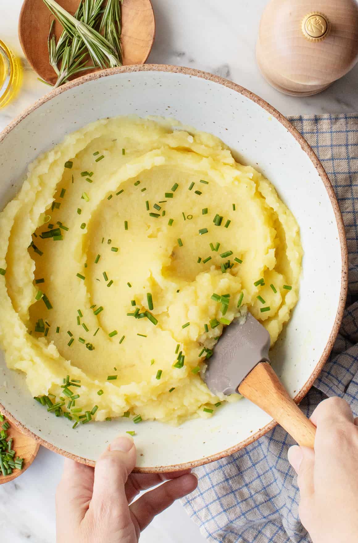 Classic Thanksgiving side dishes - Garlic mashed potatoes